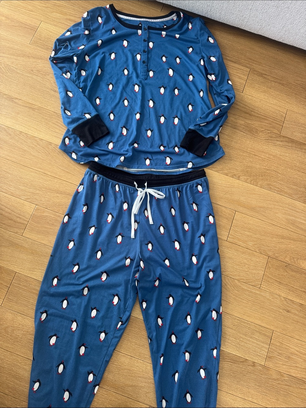 Kate Spade two-piece penguin pajama set. Medium
